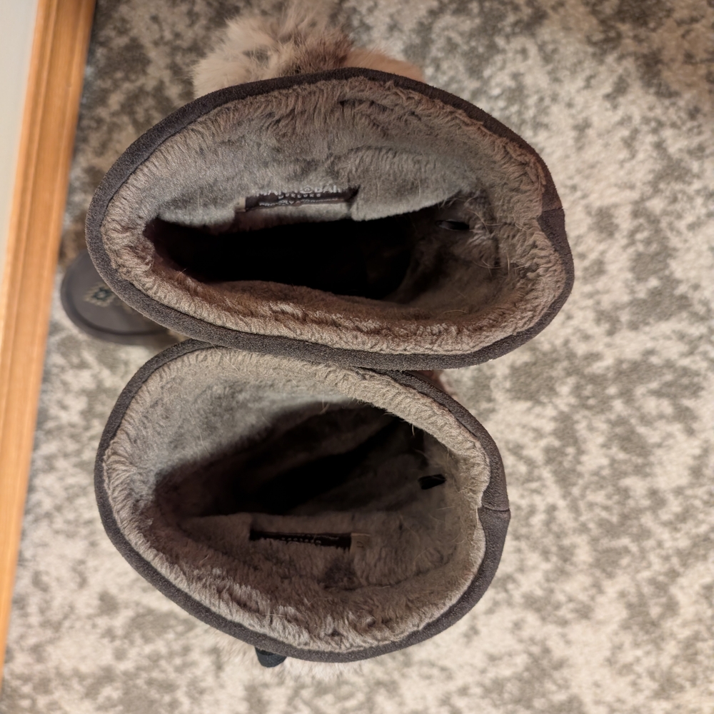 Cozy Gray Fur And Leather Winter Boots - Picture 6 of 10